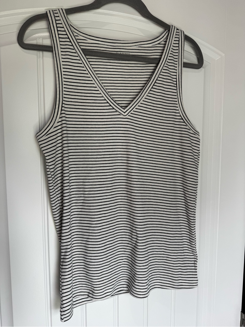 Old Navy Ribbed Striped Tank Top XL Black White V Neck Sleeveless Stretch